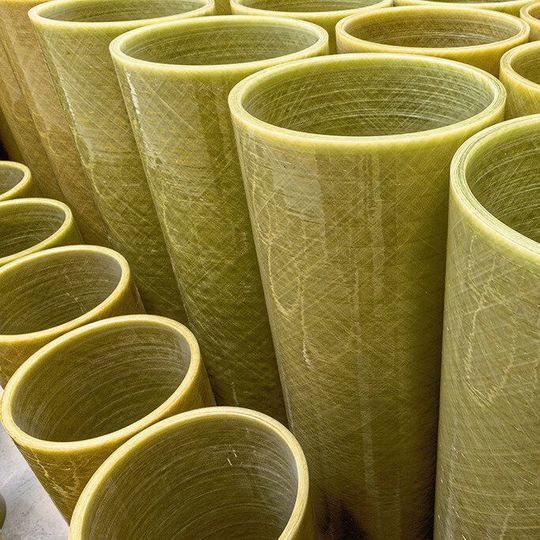 Durch den Einsatz von glasfaserverstärktem Kunststoff (GFK) bei Druckwasserrohren können große Innendrücke aufgenommen werden. Durch den Einsatz von glasfaserverstärktem Kunststoff (GFK) bei Druckwasserrohren können große Innendrücke aufgenommen werden.