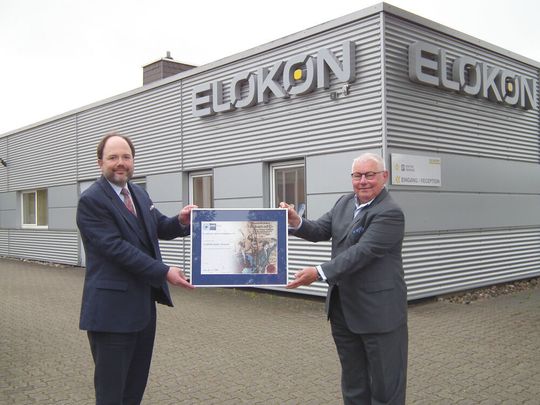 Dr. Volker Auerbach (r.), geschäftsführender Gesellschafter von Elokon, bekommt die Jubiläumsurkunde von Dr. Paul Raab (IHK Kiel) überreicht. Dr. Volker Auerbach (r.), geschäftsführender Gesellschafter von Elokon, bekommt die Jubiläumsurkunde von Dr. Paul Raab (IHK Kiel) überreicht.