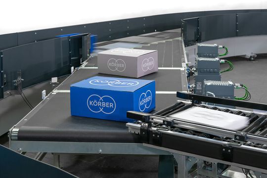 Ein Durchsatz von bis zu 14.000 Sortiergütern pro Stunde soll mit dem neuen Crossbelt-Sorter von Körber realisierbar sein. Ein Durchsatz von bis zu 14.000 Sortiergütern pro Stunde soll mit dem neuen Crossbelt-Sorter von Körber realisierbar sein.