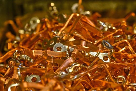 Stromschienen für die Elektromobilität, die Springfix produziert und in der hauseigenen Entfettung reinigt. Stromschienen für die Elektromobilität, die Springfix produziert und in der hauseigenen Entfettung reinigt.
