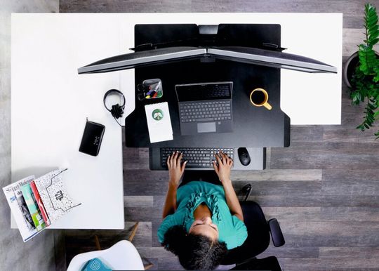 Gesundes und effizientes Arbeiten: Die Nutzung von bewegungsfördernden Möbeln wie Steh-Sitz-Arbeitsplätzen erhöhen die Produktivität um rund 45 %. Gesundes und effizientes Arbeiten: Die Nutzung von bewegungsfördernden Möbeln wie Steh-Sitz-Arbeitsplätzen erhöhen die Produktivität um rund 45 %.