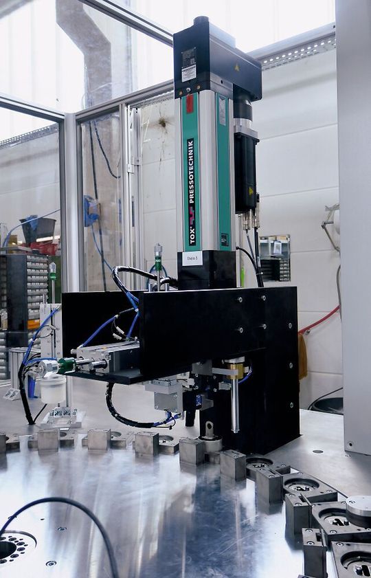 Reko Rubbertech entwickelte eine integrierte Montagestation zum Einpressen von Stahlteilen in Gummi-Schwingungsdämpfer. Für den Antrieb sorgt Electric Drive EQ-K 055 von Tox. Reko Rubbertech entwickelte eine integrierte Montagestation zum Einpressen von Stahlteilen in Gummi-Schwingungsdämpfer. Für den Antrieb sorgt Electric Drive EQ-K 055 von Tox.