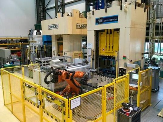 Versuchsstand zum Presshärten mit KI am Fraunhofer-IWU. Versuchsstand zum Presshärten mit KI am Fraunhofer-IWU.