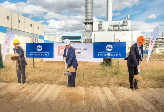 Feierlicher Spatenstich zur Erweiterung und Modernisierung des Kraftwerkes GuD2 der Infra Leuna: (v.l.n.r.) Dr. Christof Günther, Geschäftsführer Infra Leuna, Sachsen-Anhalts Ministerpräsident Dr. Reiner Haseloff und Stéphane Stoll, Vorsitzender der Geschäftsführung der Kraftanlagen München. Feierlicher Spatenstich zur Erweiterung und Modernisierung des Kraftwerkes GuD2 der Infra Leuna: (v.l.n.r.) Dr. Christof Günther, Geschäftsführer Infra Leuna, Sachsen-Anhalts Ministerpräsident Dr. Reiner Haseloff und Stéphane Stoll, Vorsitzender der Geschäftsführung der Kraftanlagen München.