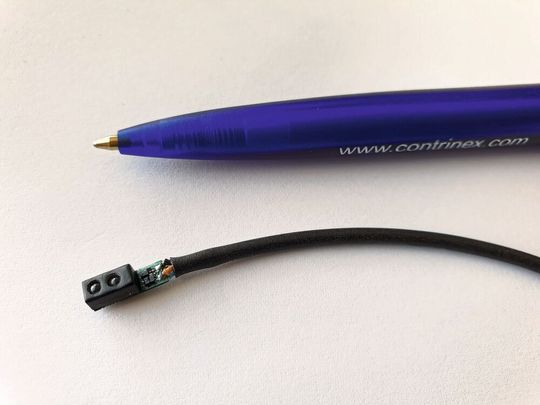 Der Minidist im Größenvergleich: Das Gehäuse misst nur 12 x 4 x 4 mm. Der vielseitig einsetzbare Annäherungssensor ist mit IO-Link und Analogausgang ausgestattet. Der Minidist im Größenvergleich: Das Gehäuse misst nur 12 x 4 x 4 mm. Der vielseitig einsetzbare Annäherungssensor ist mit IO-Link und Analogausgang ausgestattet.