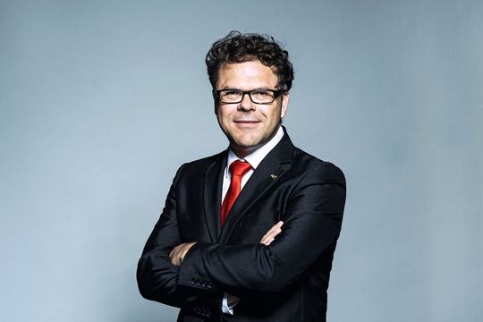 „Wir erneuern und verbessern unsere Produkte und Produktfamilien kontinuierlich“, sagt Ralf Winkelmann, Geschäftsführer der Fanuc Deutschland GmbH. „Wir erneuern und verbessern unsere Produkte und Produktfamilien kontinuierlich“, sagt Ralf Winkelmann, Geschäftsführer der Fanuc Deutschland GmbH.