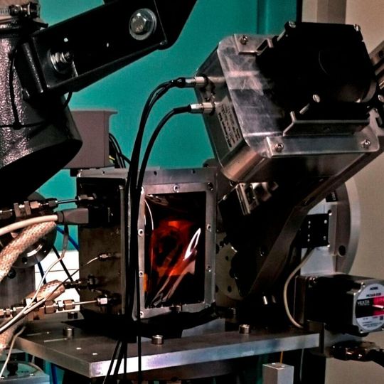 Mit einem Synchrotron schauen Wissenschaftlerinnen und Wissenschaftler des KIT einem Power-to-X-Katalysator bei der Arbeit zu. Mit einem Synchrotron schauen Wissenschaftlerinnen und Wissenschaftler des KIT einem Power-to-X-Katalysator bei der Arbeit zu.