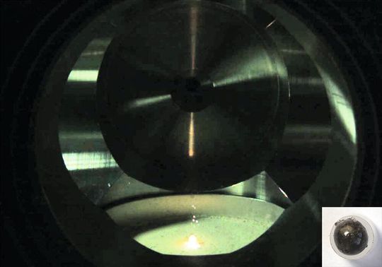 Mondstaub zu Kugeln aufschmelzen unter Mondbedingungen – möglich macht dies der Einstein-Elevator des HITec. Mondstaub zu Kugeln aufschmelzen unter Mondbedingungen – möglich macht dies der Einstein-Elevator des HITec.