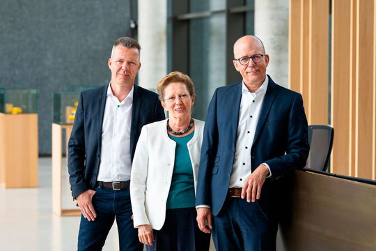 Die neue Geschäftsführung von Bender (v.l.): Heinz Nowicki (CSO), Monika Schuster (CFO) und Winfried Möll (CTO) verantworten gemeinschaftlich die weltweite Führung der Unternehmensgruppe. Die neue Geschäftsführung von Bender (v.l.): Heinz Nowicki (CSO), Monika Schuster (CFO) und Winfried Möll (CTO) verantworten gemeinschaftlich die weltweite Führung der Unternehmensgruppe.