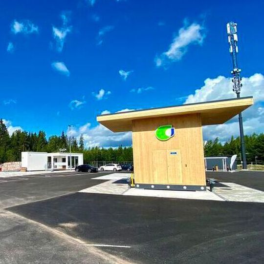 At Neste’s service station, the combined use of renewable diesel, biogas and electricity will reduce greenhouse gas emissions by more than 80 % per year compared to average refueling products. At Neste’s service station, the combined use of renewable diesel, biogas and electricity will reduce greenhouse gas emissions by more than 80 % per year compared to average refueling products.