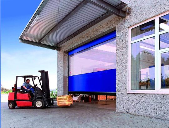 Windstabil, schnell und sicher: Das Schnelllauftor V 6030 SE verbindet die Flexibilität eines Innentores mit der Witterungsbeständigkeit eines Außentores. Windstabil, schnell und sicher: Das Schnelllauftor V 6030 SE verbindet die Flexibilität eines Innentores mit der Witterungsbeständigkeit eines Außentores.