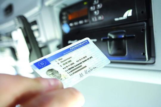 Mit der Einführung der neuen Generation des digitalen Tachographen Anfang 2009 steht der Massenspeicher-Download von Fleetboard zur Verfügung.Bild: Daimler Fleetboard Mit der Einführung der neuen Generation des digitalen Tachographen Anfang 2009 steht der Massenspeicher-Download von Fleetboard zur Verfügung.Bild: Daimler Fleetboard