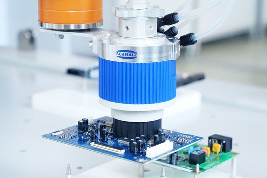 Der Stiftvorhang unten am Greifer sorgt dafür, dass Bauteile nicht beschädigt werden. Der Stiftvorhang unten am Greifer sorgt dafür, dass Bauteile nicht beschädigt werden.