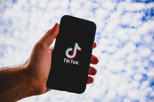 Wie beim Streaming lässt sich auch bei den Online-Videodiensten ein deutlicher Anstieg aus der AudienceProject-Studie ablesen, einschließlich des Social-Media-Neulings TikTok, der sich eines steilen Wachstums erfreut. Wie beim Streaming lässt sich auch bei den Online-Videodiensten ein deutlicher Anstieg aus der AudienceProject-Studie ablesen, einschließlich des Social-Media-Neulings TikTok, der sich eines steilen Wachstums erfreut.