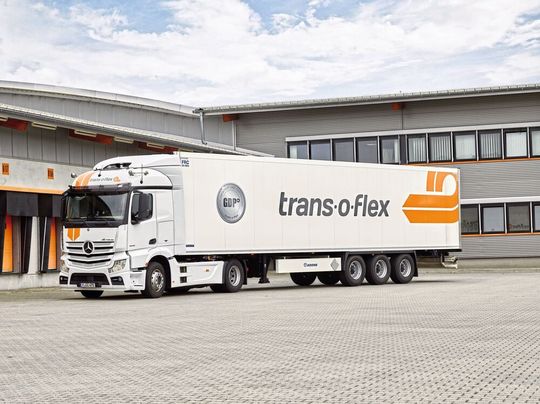 Trans-O-Flex-Zustellfahrzeug auf dem Hof: In Baunatal steckt Trans-O-Flex trotz Corona-Krise aktuell 3,5 Mio. Euro in die Erweiterung des Thermomed-Zentralhubs. Trans-O-Flex-Zustellfahrzeug auf dem Hof: In Baunatal steckt Trans-O-Flex trotz Corona-Krise aktuell 3,5 Mio. Euro in die Erweiterung des Thermomed-Zentralhubs.