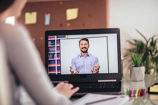 Online-Seminare haben viele Vorteile gegenüber Präsenzveranstaltungen. Wird es in Zukunft also nur noch digitale Fortbildungen geben? Online-Seminare haben viele Vorteile gegenüber Präsenzveranstaltungen. Wird es in Zukunft also nur noch digitale Fortbildungen geben?