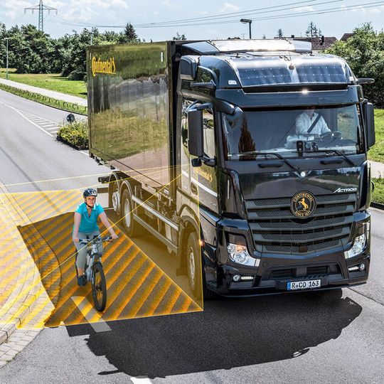 Der Abbiegeassistent von Continental erkennt schwächere Verkehrsteilnehmer durch Radarsensoren. Der Abbiegeassistent von Continental erkennt schwächere Verkehrsteilnehmer durch Radarsensoren.