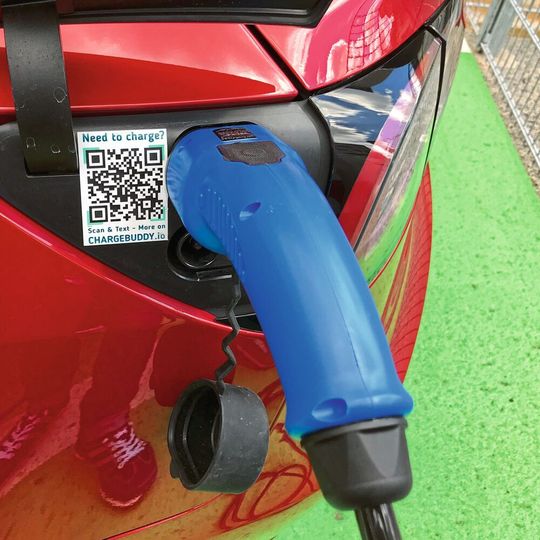 Pkw, die an Elektrotankstellen aufladen, sind immer häufiger im Straßenbild zu sehen. Pkw, die an Elektrotankstellen aufladen, sind immer häufiger im Straßenbild zu sehen.