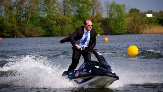 Torsten Sentis mit Businessanzug auf seinem Jetski. Torsten Sentis mit Businessanzug auf seinem Jetski.