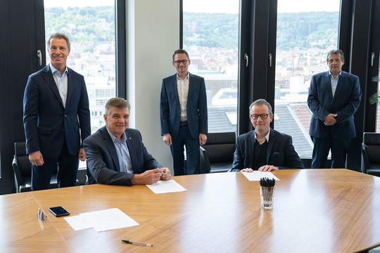 Notartermin: v.l.n.r.: Helmut Eifert, DAT-Geschäftsführer Ausland, Jens Nietzschmann, DAT-Geschäftsführer Inland und Sprecher der Geschäftsleitung, Dr. Benedikt Maier, Mitglied der IfA-Institutsleitung und Geschäftsführer der Zukunftswerkstatt 4.0, Prof. Dr. Stefan Reindl, Studiendekan und Direktor des Instituts für Automobilwirtschaft (IfA), Prof. Dr. Andreas Frey, Rektor der Hochschule für Wirtschaft und Umwelt (HfWU) Notartermin: v.l.n.r.: Helmut Eifert, DAT-Geschäftsführer Ausland, Jens Nietzschmann, DAT-Geschäftsführer Inland und Sprecher der Geschäftsleitung, Dr. Benedikt Maier, Mitglied der IfA-Institutsleitung und Geschäftsführer der Zukunftswerkstatt 4.0, Prof. Dr. Stefan Reindl, Studiendekan und Direktor des Instituts für Automobilwirtschaft (IfA), Prof. Dr. Andreas Frey, Rektor der Hochschule für Wirtschaft und Umwelt (HfWU)