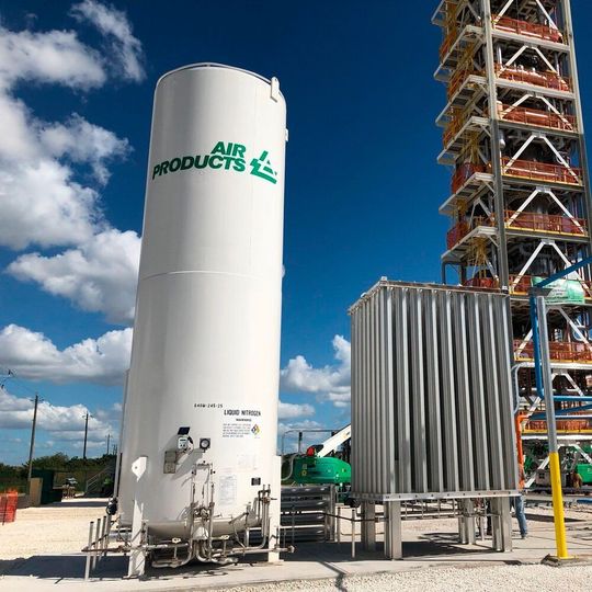 Die Unternehmen Air Products, ACWA Power und Neom haben Abkommen über 4,4 Milliarden Euro für eine Produktionsanlage auf Basis erneuerbarer Energien unterzeichnet. Die Unternehmen Air Products, ACWA Power und Neom haben Abkommen über 4,4 Milliarden Euro für eine Produktionsanlage auf Basis erneuerbarer Energien unterzeichnet.