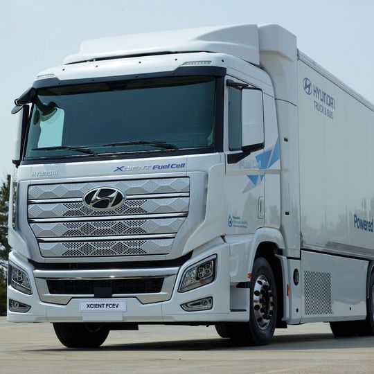 Die ersten zehn Brennstoffzellen-Lkw von Hyundai sind auf dem Weg in die Schweiz. Die ersten zehn Brennstoffzellen-Lkw von Hyundai sind auf dem Weg in die Schweiz.