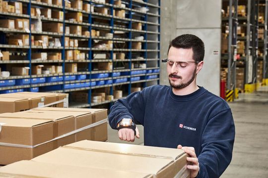 Mit Google Glasses und Proglove haben Mitarbeiter an zwei Standorten das Smart Picking getestet. Mit Google Glasses und Proglove haben Mitarbeiter an zwei Standorten das Smart Picking getestet.