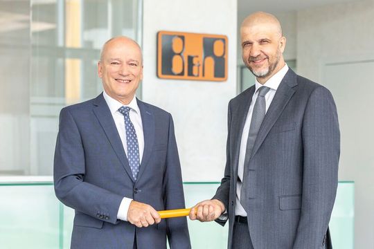 Geschäftsführerwechsel bei B&R (v.l.): Peter Gucher geht in den Ruhestand, auf ihn folgt Luca Galluzzi als neuer CSO. Geschäftsführerwechsel bei B&R (v.l.): Peter Gucher geht in den Ruhestand, auf ihn folgt Luca Galluzzi als neuer CSO.