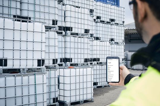 IIoT-Sensor mit Cloudanbindung für die berührungslose Bestandsüberwachung von Flüssigkeiten in mobilen Behältern. IIoT-Sensor mit Cloudanbindung für die berührungslose Bestandsüberwachung von Flüssigkeiten in mobilen Behältern.