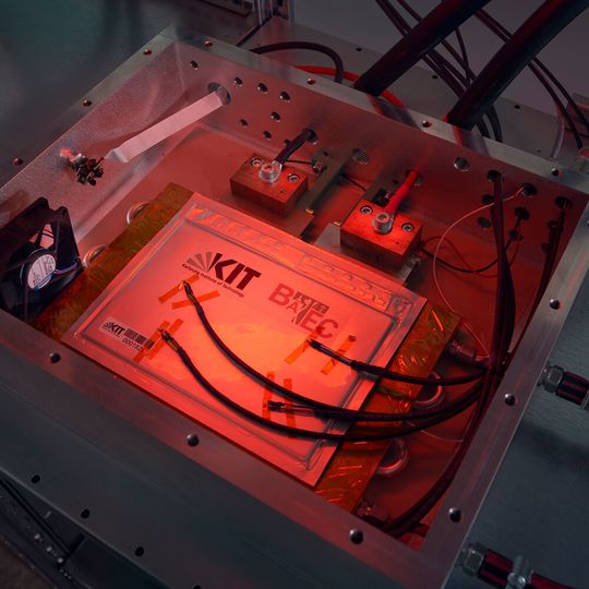 Die am KIT entwickelte temperierbare und mit Sensorik ausgestattete Sicherheitseinhausung für das Prüfen von Lithium-Ionen-Zellen unter kritischen Bedingungen. Die am KIT entwickelte temperierbare und mit Sensorik ausgestattete Sicherheitseinhausung für das Prüfen von Lithium-Ionen-Zellen unter kritischen Bedingungen.