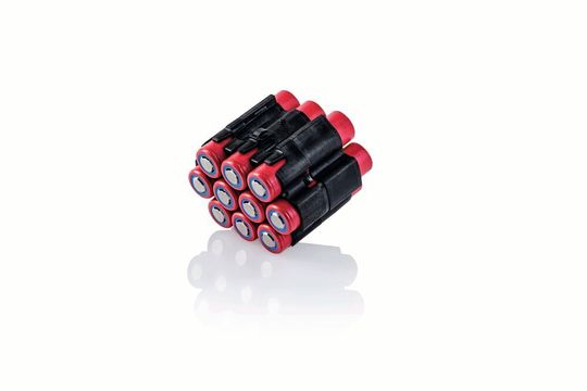 Die Zellhalter für Batterien zum Einsatz in Elektro-Rollern sind auf Batteriepakete von bis zu 196 Zellen ausgelegt. Die Zellhalter für Batterien zum Einsatz in Elektro-Rollern sind auf Batteriepakete von bis zu 196 Zellen ausgelegt.