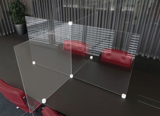 Der Tischaufsteller eignet sich als Husten-, Nies- sowie Spuckschutz.