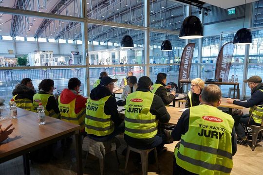 Internationale Fachjournalisten der Ifoy-Jury im „Basislager“ in Halle 4 auf dem Gelände der Deutschen Messe AG bei der Bewertung ihrer Eindrücke des Ifoy-Award-Prozesses im Februar 2020. Internationale Fachjournalisten der Ifoy-Jury im „Basislager“ in Halle 4 auf dem Gelände der Deutschen Messe AG bei der Bewertung ihrer Eindrücke des Ifoy-Award-Prozesses im Februar 2020.