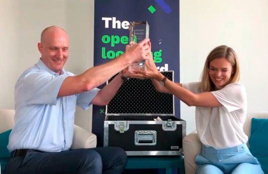 Dr. Matthias Jöst, Comitee Lead Omlox und Céline Daibenzeiher, Marketing Lead Omlox freuen sich über den Gewinn des Hermes-Awards 2020. Dr. Matthias Jöst, Comitee Lead Omlox und Céline Daibenzeiher, Marketing Lead Omlox freuen sich über den Gewinn des Hermes-Awards 2020.