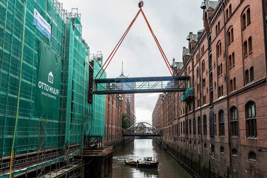 Um 5 Uhr begannen die Arbeiten in der Speicherstadt, vier Stunden später war die Fußgängerbrücke an ihrem Platz. Um 5 Uhr begannen die Arbeiten in der Speicherstadt, vier Stunden später war die Fußgängerbrücke an ihrem Platz.