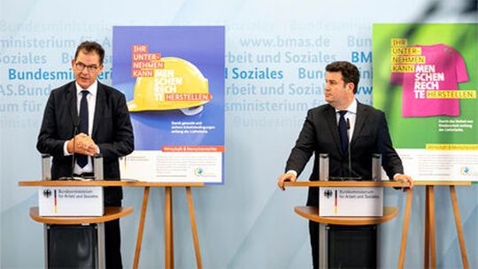 Bundesentwicklungsminister Gerd Müller und Bundesarbeitsminister Hubertus Heil während der Pressekonferenz zum Nationalen Aktionsplan Wirtschaft und Menschenrechte am 14. Juli 2020 in Berlin. Bundesentwicklungsminister Gerd Müller und Bundesarbeitsminister Hubertus Heil während der Pressekonferenz zum Nationalen Aktionsplan Wirtschaft und Menschenrechte am 14. Juli 2020 in Berlin.