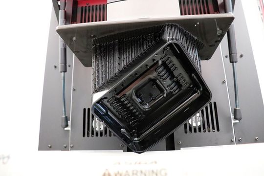 Die untere Abdeckung dieses Elektronikgehäuses in den Maßen 144x40x114 mm wurde aus dem lichthärtenden Harze Loctite 3843 von Henkel auf dem DLP-3D-Drucker Pro 4K von Asiga gedruckt. Die untere Abdeckung dieses Elektronikgehäuses in den Maßen 144x40x114 mm wurde aus dem lichthärtenden Harze Loctite 3843 von Henkel auf dem DLP-3D-Drucker Pro 4K von Asiga gedruckt.