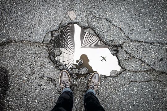 UV-Strahlung lässt Straßen schneller altern und Schlaglöcher entstehen. Hier könnten Nanopartikel helfen, indem sie als eine Art Sonnenschutz für den Asphalt wirken UV-Strahlung lässt Straßen schneller altern und Schlaglöcher entstehen. Hier könnten Nanopartikel helfen, indem sie als eine Art Sonnenschutz für den Asphalt wirken