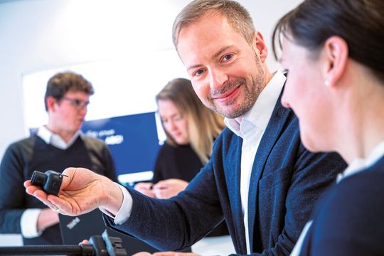 „Viele unserer Neuentwicklungen werden direkt in das `Protectors4Connectors´-Katalogprogramm aufgenommen. Wir haben in den letzten Jahren erlebt, wie sich die Anforderungen mit der fortschreitenden Elektrifizierung in Fahrzeugen erhöht haben. Systeme und Leitungen müssen dabei gegen unterschiedliche Medien gut geschützt werden“, erklärt Dirk Stubbe, verantwortlich für „Protectors4Connectors“ bei Pöppelmann K-Tech.