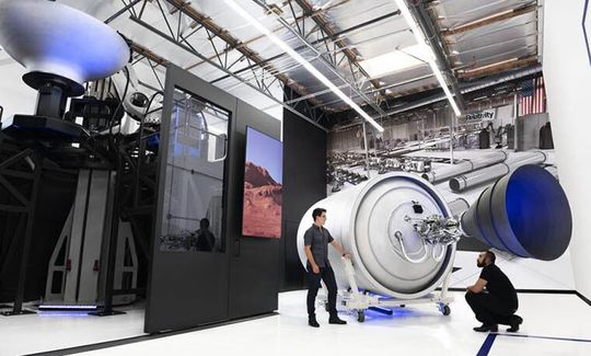 Relativity baut eine autonome Roboterfabrik, in der eine Rakete in 60 Tagen additiv gefertigt werden soll. Relativity baut eine autonome Roboterfabrik, in der eine Rakete in 60 Tagen additiv gefertigt werden soll.