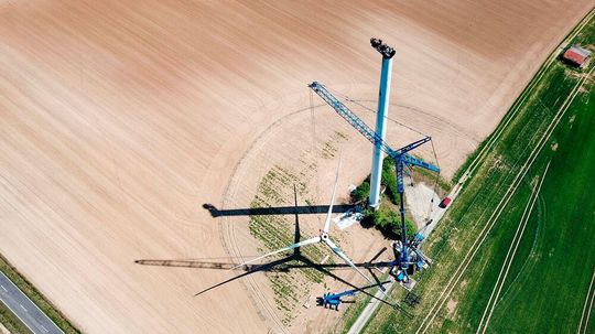 Viele Windenergieanlagen erreichen bald das Ende ihrer Lebensdauer und müssen nachhaltig zurückgebaut werden. Viele Windenergieanlagen erreichen bald das Ende ihrer Lebensdauer und müssen nachhaltig zurückgebaut werden.