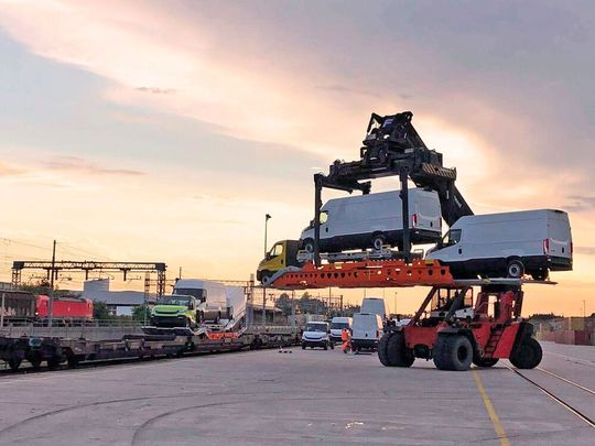 Bahnverladung bei Iveco: Die Daily-Baureihe gelangt via Schiene zum Distributionszentrum in Rheine. Bahnverladung bei Iveco: Die Daily-Baureihe gelangt via Schiene zum Distributionszentrum in Rheine.