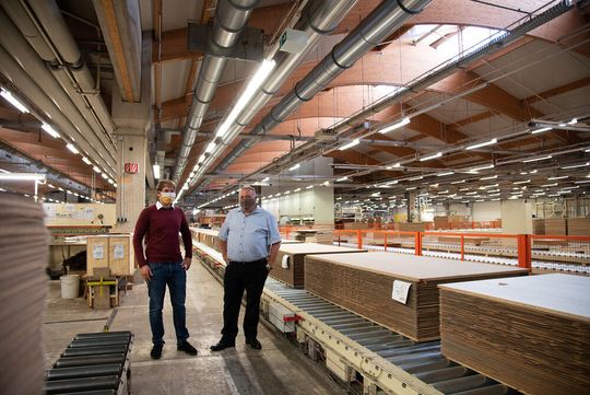 Münsteraner Forscher optimiert Produktionsplanung. Von links: Doktorand David Stalinski mit Franz Nitsche, dem Geschäftsführer von hobb Holzveredelung, in der Produktionshalle. Münsteraner Forscher optimiert Produktionsplanung. Von links: Doktorand David Stalinski mit Franz Nitsche, dem Geschäftsführer von hobb Holzveredelung, in der Produktionshalle.