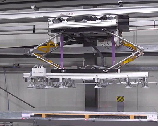 Eurotech hat bei Alu-Point diese produktivitätssteigernde Sägezuführung installiert. Hier sieht man sie bei der Aufnahme eines Werkstücks am Beschickungsplatz. Eurotech hat bei Alu-Point diese produktivitätssteigernde Sägezuführung installiert. Hier sieht man sie bei der Aufnahme eines Werkstücks am Beschickungsplatz.