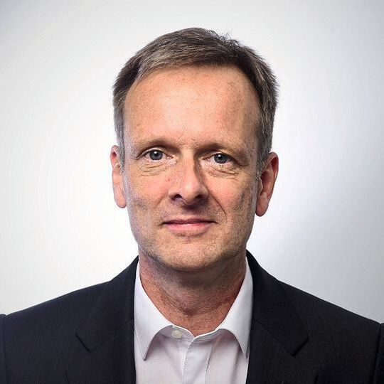 Ziel von Dr. Cord Schlötelburg, Leiter des neuen Geschäftsbereichs VDE Health, ist es vor allem, dass medizintechnische Innovationen schneller zu den Patienten kommen. Ziel von Dr. Cord Schlötelburg, Leiter des neuen Geschäftsbereichs VDE Health, ist es vor allem, dass medizintechnische Innovationen schneller zu den Patienten kommen.