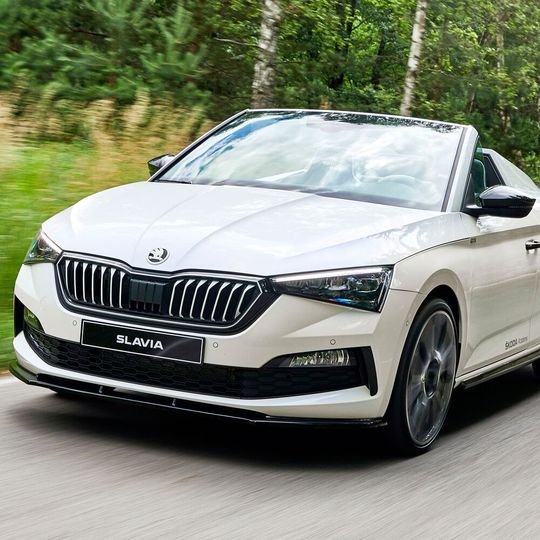 Der Skoda Slavia rollt durch Tschechien. Das Spider-Modell ist allerdings ein Einzelstück, entstanden in einem Azubi-Projekt. Der Skoda Slavia rollt durch Tschechien. Das Spider-Modell ist allerdings ein Einzelstück, entstanden in einem Azubi-Projekt.