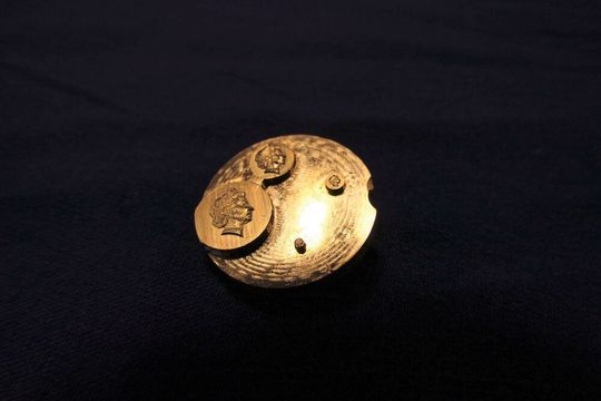Four highly-detailed Queen’s heads having diameters of 11.2 mm, 7 mm, 2.8 mm and 1.4 mm. Four highly-detailed Queen’s heads having diameters of 11.2 mm, 7 mm, 2.8 mm and 1.4 mm.