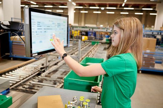 Auch die Auszubildenden bei Reisser lernen die modernen Logistikprozesse kennen. Auch die Auszubildenden bei Reisser lernen die modernen Logistikprozesse kennen.