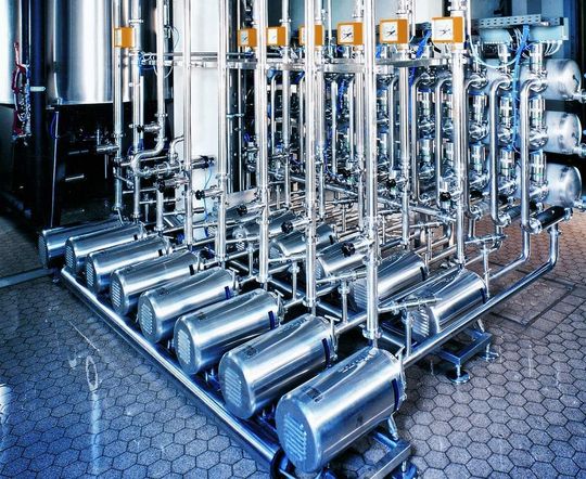 Hygienische und reinigungstechnische Gründe sprechen insbesondere in der Food- und Pharmaindustrie für eine elektronische Drehzahlregelung. Hier sind Pumpen vom Typ Euro Hygia im Pharmaeinsatz. (Bilder: Grundfos) Hygienische und reinigungstechnische Gründe sprechen insbesondere in der Food- und Pharmaindustrie für eine elektronische Drehzahlregelung. Hier sind Pumpen vom Typ Euro Hygia im Pharmaeinsatz. (Bilder: Grundfos)