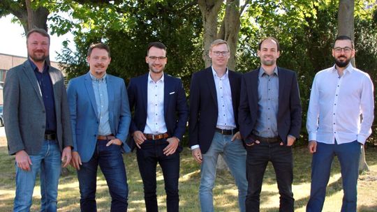 Das Gründerteam Philipp Arnold, Lasse Berling, Dr. Jakob Jung, Axel Helm mit dem wissenschaftlichen Mentor Prof. Dr. Henning Zeidler (links) und Andre Uhlmann vom Gründernetzwerk SAXEED (rechts). Das Gründerteam Philipp Arnold, Lasse Berling, Dr. Jakob Jung, Axel Helm mit dem wissenschaftlichen Mentor Prof. Dr. Henning Zeidler (links) und Andre Uhlmann vom Gründernetzwerk SAXEED (rechts).